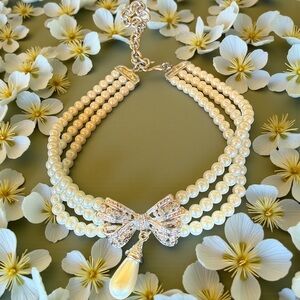 Triple pearl choker with Silver Bow with a teardrop pearl